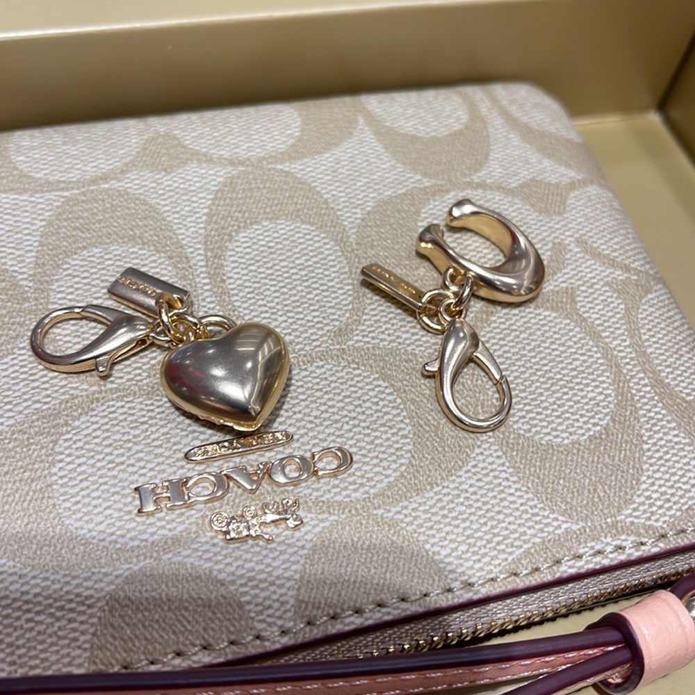 Coach Boxed Corner Zip Wristlet In Signature Canvas
Gold/Light Khaki/Faded Blush - Picture 11 of 16